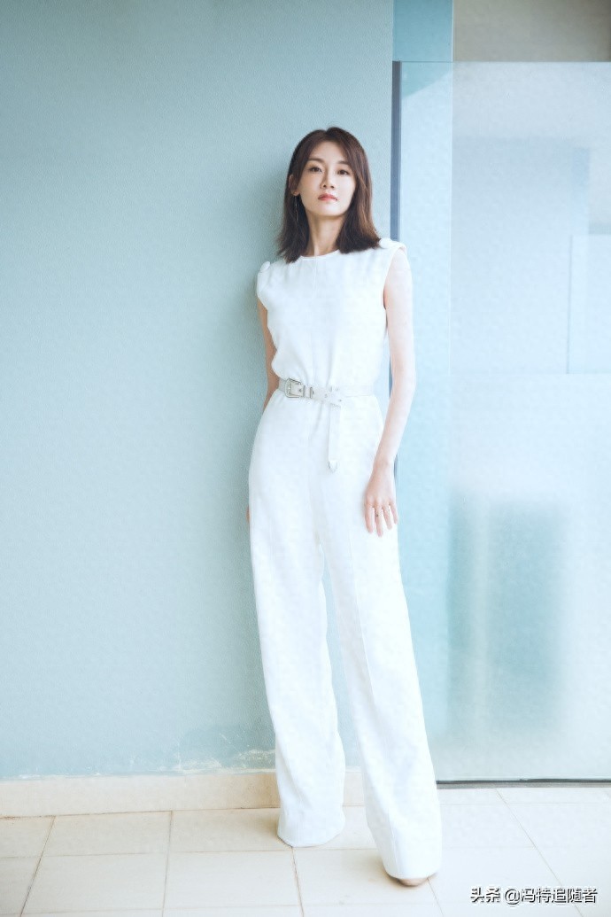 《芳华》“二美”：苗苗和钟楚曦，一个向左，一个向右