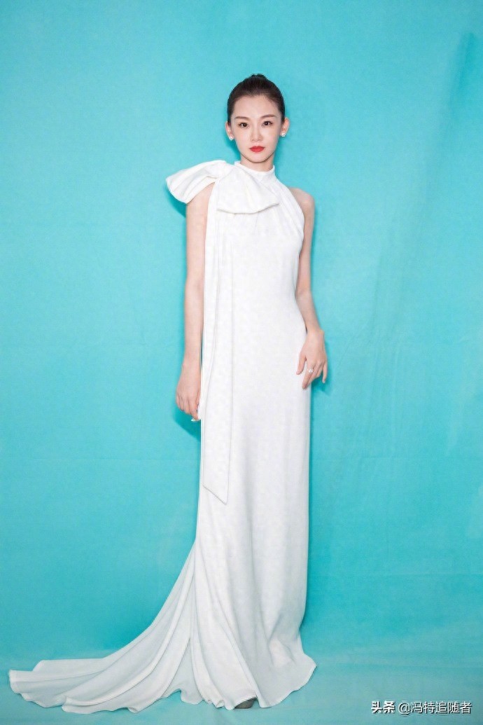 《芳华》“二美”：苗苗和钟楚曦，一个向左，一个向右