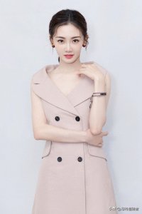 ​《芳华》“二美”：苗苗和钟楚曦，一个向左，一个向右