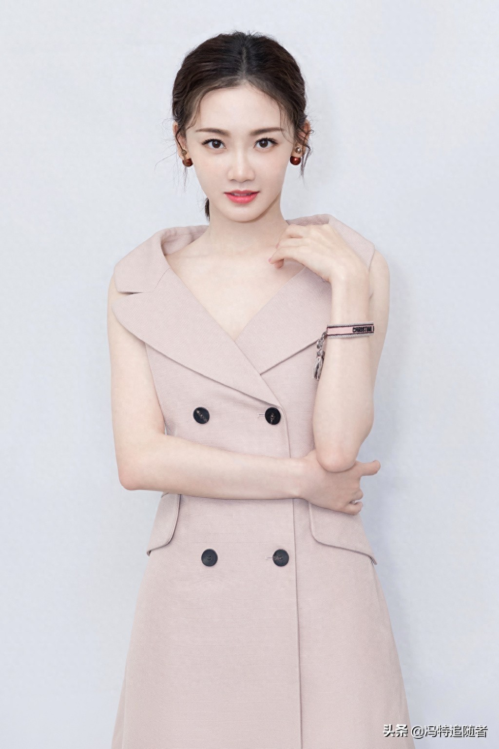 《芳华》“二美”：苗苗和钟楚曦，一个向左，一个向右