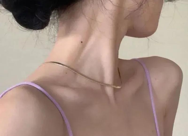 跟女孩走在一起应该聊些什么，学会这四招就行