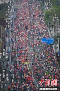 ​2024重庆马拉松鸣枪 3万名中外选手奔跑“山水之城”